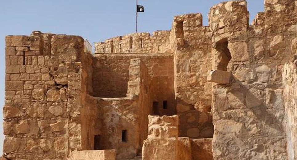 علم "الدولة الإسلامية" مرفوع على سطع قلعة تدمر، 22 مايو، 2015 ()
The Islamic State flag raised on top of Palmyra castle, May 22, 2015. (Photo credit: The website of Islamic State militants via AP)