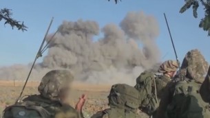 جنود اسرائيليون يراقبون بعد غارة جوية في غزة (screen capture: Youtube) جنود اسرائيليون يراقبون بعد غارة جوية في غزة (screen capture: Youtube)