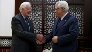 رئيس السلطة الفلسطينية محمود عباس يصافح الرئيس الأمريكي السابق جيمي كارتر خلال لقائهما في 2 مايو، 2015 في مدينة رام الله بالضفة الغربية. (AFP/Pool/Abbas Momani)