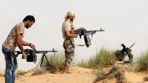 عناصر قوات "فجر ليبيا"، 25 مايو 2015 (MAHMUD TURKIA / AFP)