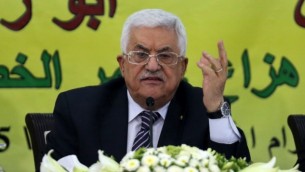 رئيس السلطة الفلسطينية محمود عباس خلال إجتماع مع المجلس الثوري لحركة فتح في مدينة رام الله بالضفة الغربية، 16 يونيو، 2015. (AFP/ABBAS MOMANI)