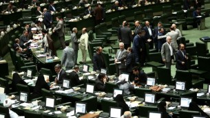 نواب إيرانيون يحضرون جلسة للبرلمان في طهران، 23 يونيو 2015 (BEHROUZ MEHRI / AFP)