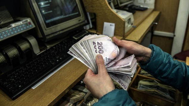 صورة توضيحية لأوراق الليرة التركية (BULENT KILIC / AFP)