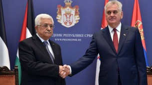 رئيس السلطة الفلسطينية محمود عباس ورئيس جمهورية صربيا توميسلاف نيكوليتش خلال لقائهما في بلغراد، 10 يونيو 2015 (ANDREJ ISAKOVIC / AFP)