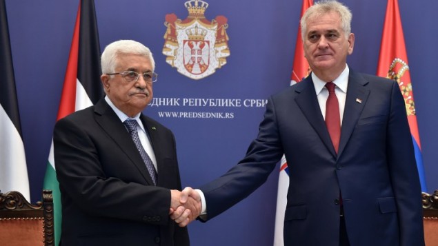 رئيس السلطة الفلسطينية محمود عباس ورئيس جمهورية صربيا توميسلاف نيكوليتش خلال لقائهما في بلغراد، 10 يونيو 2015 (ANDREJ ISAKOVIC / AFP)