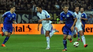 لاعب منتخب البوسنة والهرسك أونيين فرانييس (الوسط) يركض أمام لاعبي المنتخب الإسرائيلي بن ساهر (الثاني من اليسار) وعيران زهافي (الثاني من اليمين) خلال مباراة ضمن تصفيات يورو 2016 بين منتخبي البوسنة والهرسك وإسرائيل في 12 يونيو، 2015 في زينيكا. (AFP/ ELVIS BARUKCIC)