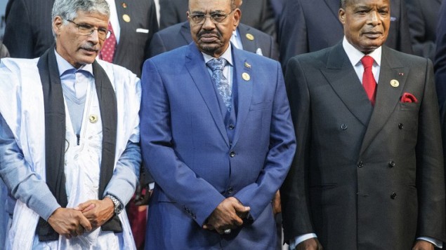 الرئيس السوداني عمر البشير (في الوسط)، ورئيس الكونغو دنيس ساسو-نغيسو (من اليمين) ورئيس وزراء الجمهورية العربية  الصحراوية الديمقراطية عبد القادر طالب عمر (من اليسار) خلال التقاط صورة جماعية في قمة الإتحاد الأفريفي ال25 في ساندتون بجنوب أفريقيا، 14 ينونيو، 2015. (AFP PHOTO/GIANLUIGI GUERCIA)