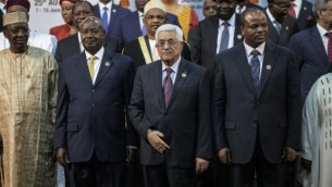 محمود عباس (في الوسط)  في قمة الإتحاد الأفريقي، في 14 يونيو، 2015. (AFP/GIANLUIGI GUERCIA)