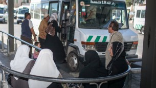فلسطينيون يركبون حافلة متجهة الى رام الله من المحطة المركزية في القدس الشرقية (Noam Moskowitz)