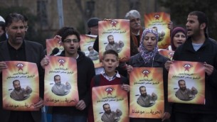 فلسطينون يحتجون خارج محكمة الصلح في القدس تضامنا مع الأسير المضرب عن الطعام سامر عيساوي، 19 فبراير، 2013. (Yonatan Sindel/Flash90)