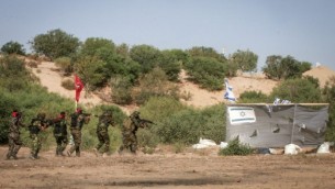 مقاتلون فلسطينيون من الجبهة الديمقراطية لتحرير فلسطين خلال حفل تخريج عسكري في رفح جنوبي قطاع غزة، 29 مايو 2015 (Abed Rahim Khatib/Flash90)