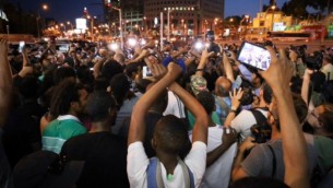 اسرائيليون من اصل اثيوبي يتظاهرون ضد عنف الشرطة وسوء معاملتهم في المجتمع الإسرائيلي في تل ابيب، 3 يونيو 2015 (FLASH90)