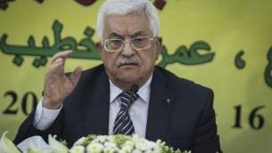 الرئيس الفلسطيني محمود عباس خلال اجتماع للمجلس الثوري لحركة فتح في رام الله، 16 يونيو 2015 (STR/Flash90)