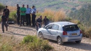 عناصر الأمن الإسرائيلي يقفونبجانب مركبة تابعة للضحايا الإسرائيليين في هجوم نفذه مسلح فلسطيني بالقرب من مستوطنة دوليف في الضفة الغربية، 19 يونيو. (Flash90)
