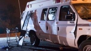 سيارة الإسعاف التابعة للجيش الإسرائيلي التي تعرضت لهجوم من قبل حشد درزي من سكان إسرائيل في هضبة الجولان بينما كانت تنقل جرحى سوريين لتلقي العلاج في إسرائيل، 22 يونيو، 2015. (Basel Awidat/Flash90)