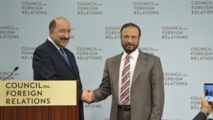 المدير العام الجديد لوزارة الخارجية الإسرائيلية دوري غولد ومستشار الحكومة السعودية السابق أنور عشقي يتصافحان في واشنطن العاصمة، 4 يونيو، 2015. (Debby Communications Group)