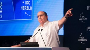 وزير الدفاع موشيه يعالون خلال مؤتمر هرتسليا، 9 يونيو 2015 (Erez Harodi/ Osim Tsilum/ Courtesy)