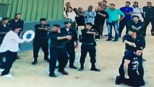 الممثل السوري باسم ياخور على الارض مع مسدس موجه لمؤخرة رأسه، يعتقد انه سيتم اعدامه من قبل "اسرائيليين" ببرنامج كاميرا خفية مصري (Channel 2 screenshot)