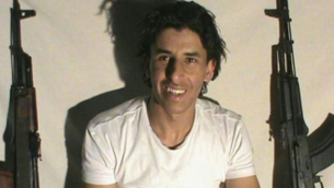 صورة نشرها تنظيم الدولة الإسلامية يدعي انها تابعة لمنفذ هجوم في تونس اسفر عن مقتل 39 شخصا، يدعي فيها التنظيم انه ’جندي الخلافة ابو يحيى القيرواني’. السلطات التونسية كشفت ان القاتل هو سيف الدين الرزقي، 23، طالب من قيروان.