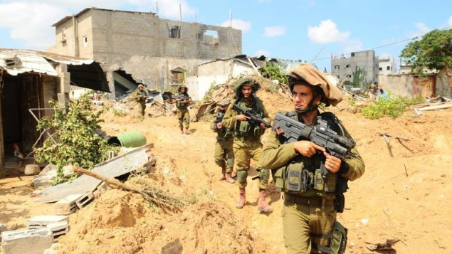 جنود مشاة إسرائيليون يعملون في الميدان خلال عملية "الجرف الصامد"، 20 يوليو، 2014، ( IDF Spokesperson's Unit/Flickr) جنود مشاة إسرائيليون يعملون في الميدان خلال عملية "الجرف الصامد"، 20 يوليو، 2014، ( IDF Spokesperson's Unit/Flickr)