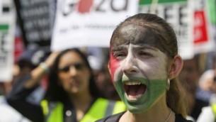 صورة توضيحية لمسيرة تضامن مع الشعب الفلسطيني في 26 يوليو، 2014. (Justin Tallis/AFP)