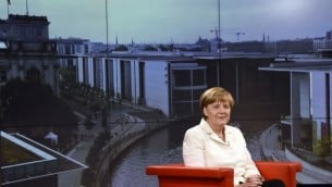 المستشارة الالمانية انغيلا ميركل قبل المقابلة مع قناة اي ار دي، 19 يوليو 2015 (AFP / TOBIAS SCHWARZ)