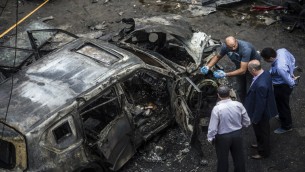 صورة توضيحية - عناصر فرقة التحقيقات الجنائية في موقع انفجار قنبلة استهدفت موكب النائب العام المصري هشام بركان في القاهرة 29 يونيو 2015 بعد حملة جهادية اعلنت اتقاما على التصدي للاخوان المسلمين AFP PHOTO / KHALED DESOUKI