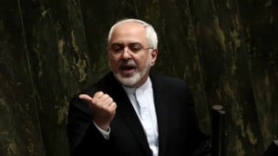 وزير الخارجية الإيراني محمد جواد ظريف يدافع عن الاتفاق النووي في مجلس الشورى الإيراني في طهران، 21 يوليو 2015 (BEHROUZ MEHRI / AFP)