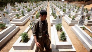 احد اعضاء حزب العمال الكردستاني في مقبرة في مقر الحزب بشمال العراق، 29 يوليو 2015 (SAFIN HAMED / AFP)