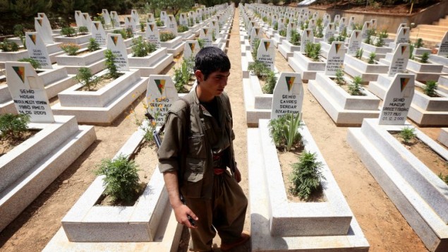 احد اعضاء حزب العمال الكردستاني في مقبرة في مقر الحزب بشمال العراق، 29 يوليو 2015 (SAFIN HAMED / AFP)