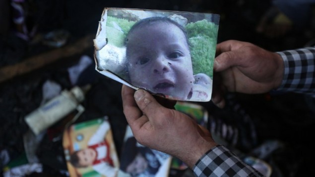 صورة الرضيع الفلسطيني علي سعد دوابشة الذي قتل بهجوم الحرق في بلدة دوما جنوب نابلس، 31 يوليو 2015 (JAAFAR ASHTIYEH / AFP)