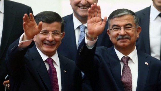 النائب عصمت يلماظ من حزب العدالة والتنمية ورئيس الوزراء احمد داوود اوغلو بعد انتخاب يلماظ رئيسا للبرلمان التركي، 1 يوليو 2015 (ADEM ALTAN / AFP)