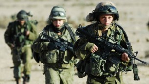 نساء ورجال من وحدة "كركل"، نوفمبر 2007 (Yoni Markovitzki/IDF Spokesperson/Flash90)
