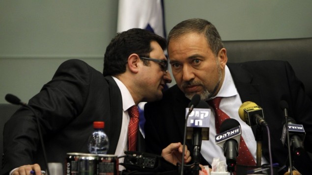 النائب روبرت ايلاتوف يتحدث مع رئيس حزب يسرائيل بيتينو افيغادور ليبرمان خلال اجتماع للحزب في الكنيست (Miriam Alster/Flash90)
