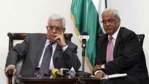رئيس السلطة الفلسطينية محمود عباس (من اليسار) وكبير المفاوضين الفلسطينيين صائب عريقات (Uri Lenz/Flash90)