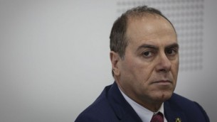 وزير الداخلية الذي تم تعيينه حديثا سيلفان شالوم في حفل تسليم الوزرارة للوزير الجديد، والتي أُجريت في وزارة الداخلية في القدس في 17 مايو، 2015. (Hadas Parush/Flash90)