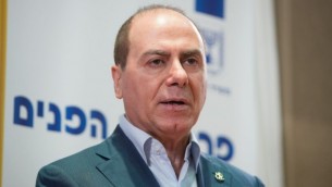 وزير الداخلية سيلفان شالوم خلال حضوره لحفل إستبدال المدير العام لوزارة الداخلية في القدس، 21 يونيو، 2015. (Yonatan Sindel/Flash90)