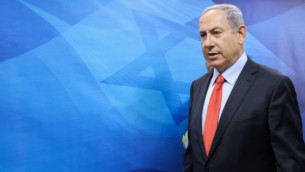رئيس الوزراء بنيامين نتنياهو قبل جلسة الحكومة الأسبوعية في مكتب رئيس الوزراء في القدس، 28 يونيو 2015 (Alex Kolomoisky, Pool)