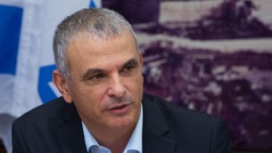 وزير المالية، موشيه كحلون، في وزارة المالية في القدس، 20 يوليو، 2015. (Yonatan Sindel/Flash90)