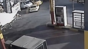 صورة من كاميرا المراقبة التي تظهر قيام العقيد يسرائيل شومير بإطلاق النار على محمد الكسبة. (لقطة شاشة: YouTube, B'Tselem)