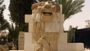 تمثال الأسد في حديقة متحف مدينة تدمر (Wikipedia)