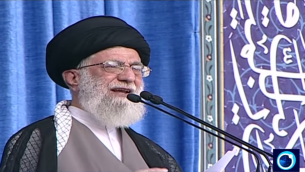 آية الله علي خامنئي يخطب في طهران، 18 يوليو 2015 (Iran Press TV screenshot)