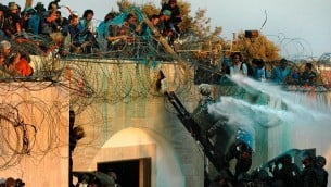 (أرشيف) مستوطنون يهود يعارضون اخلاؤهم من مستوطنة كفار داروم في قطاع غزة، 18 أغسطس 2005 (Yossi Zamir/Flash90)