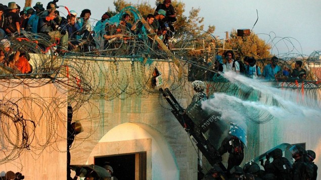 (أرشيف) مستوطنون يهود يعارضون اخلاؤهم من مستوطنة كفار داروم في قطاع غزة، 18 أغسطس 2005 (Yossi Zamir/Flash90)