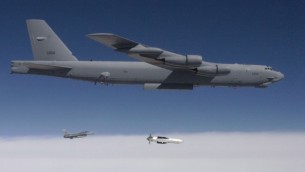 بي-52 تلقي نسخة تجريبية من قنبلة "Massive Ordnance Penetrator" عام 2009. (Public Domain/US Government)