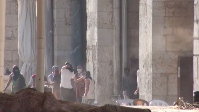 متظاهرون فلسطينيون يرشقون الشرطة بالحجارة امام المسجد الاقصى في القدس، 26 يوليو 2015 (screen capture: Israel Police video)