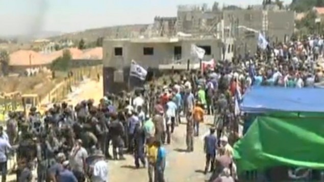 المتظاهرون والشرطة في بيت ايل، 29 يوليو 2015 (screen capture: Ynet.co.il)