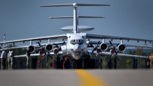 فنيون يجهزون طائرة شحن "إليوشن" من طراز  "Il-76TD"  للمسافات الطويلة لمعرض صناعة الطيران والفضاء الدولي، "ماكس 2015"، في جوكوفسكي، خارج موسكو، 21 أغسطس، 2015. (AFP/KIRILL KUDRYAVTSEV)
