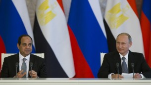 الرئيس الروسي فلاديمير بوتين (من اليمين) ونظيره المصري عبد الفتاح السيسي في مؤتمر صحفي مشترك بعد المحادثات التي أجرياها في الكرملين بموسكو في 26 أغسطس، 2015. (AFP PHOTO / POOL / ALEXANDER ZEMLIANICHENKO)