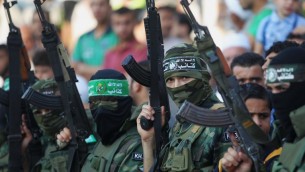 شبان فلسطينيين يعرضون مهاراتهم العسكرية خلال حفل تخريج لمخيم "طلائع التحرير" للتدريب العسكري في غزة، 5 اغسطس 2015 (SAID KHATIB / AFP)
